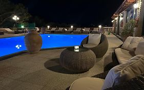 Nikos Apartments